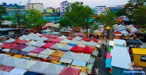 ตลาดต้นไทร แบริ่ง Tonsai Market  "ตลาดชิลๆ ติดบีทีเอส" ที่รวมร้านค้ามากกว่า 100 ร้าน